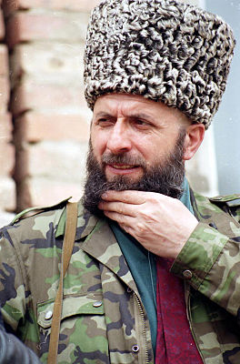 Fotografía de Zelimjan Yanderbiev, ideólogo nacionalista checheno, tocándose la barba con una casaca militar