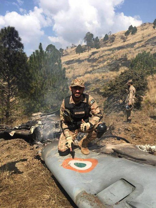 Soldado pakistaní sobre los restos del Mig-21 Bison indio derribado