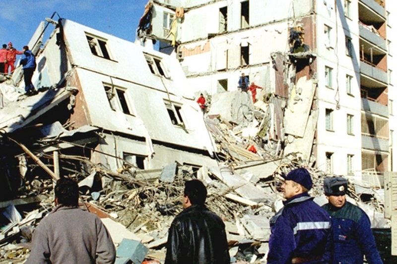 Edificio de un bloque de viviendas derrumbado tras un atentado con explosivos en Kaspisk, Daguestan