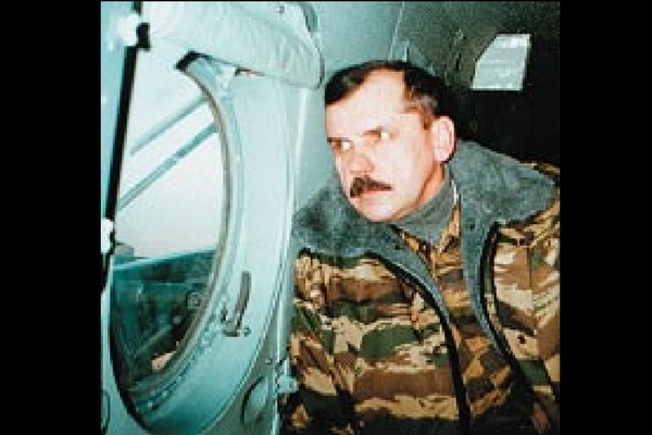Fotografía de Guennady Spigun, del Ministerio de interior ruso en Chechenia, con ropa de camuflaje junto a la ventanilla de un avión