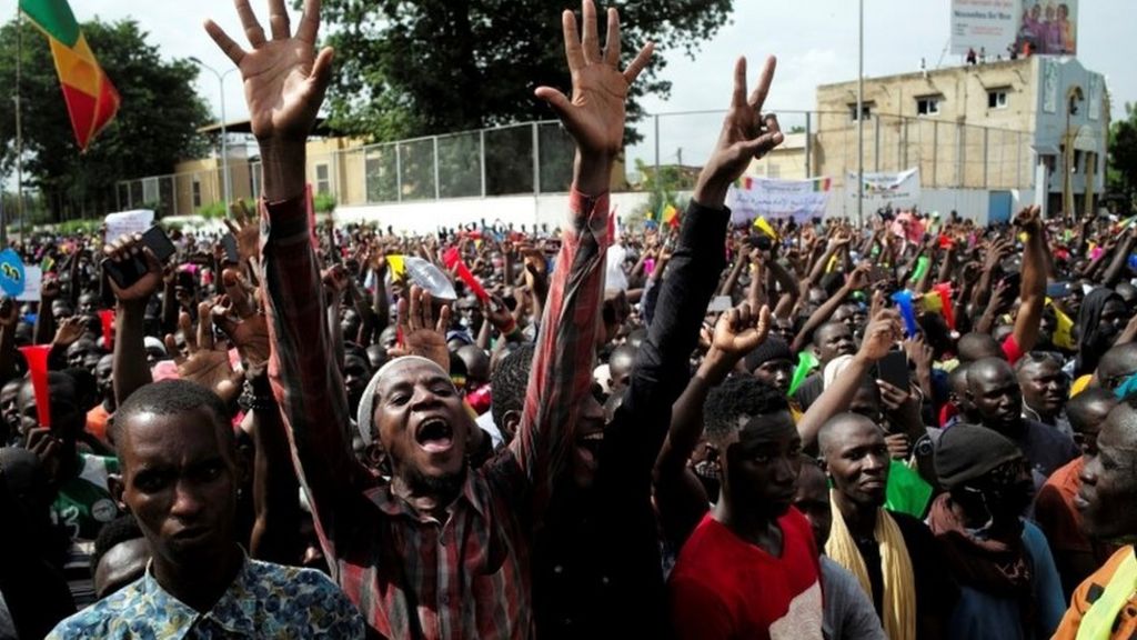 Mali protesters occupy national broadcaster - BBC News