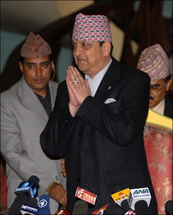  El ex rey de Nepal Gyanendra habla con periodistas previo a una conferencia de prensa en el palacio Naryanhiti en Katmandú, el 11 de junio de 2008. El destituido monarca abandonó luego su palacio tras aceptar la abolición de la realeza en Nepal y dar paso a la espectacular transformación de la monarquía nepalesa en una República controlada por los maoístas. Ex rey de Nepal Gyanendra | AFP