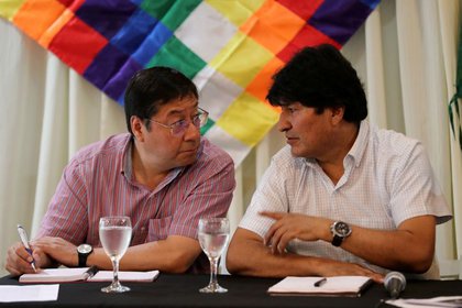 Expresidente boliviano Evo Morales le habla al candidato presidencial por el Movimiento Al Socialismo (MAS), Luis Arce Catacora, durante un encuentro partidario en Buenos Aires, Argentina. Febrero 17, 2020. REUTERS/Agustín Marcarian