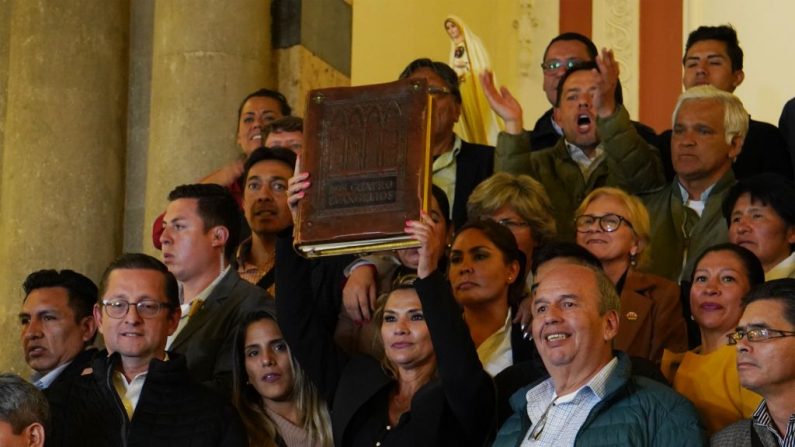 La presidenta interina constitucional de Bolivia, Jeanine Áñez, en la Asamblea del Congreso Pluri-Nacional el 12 de noviembre de 2019 en La Paz, Bolivia. Áñez, como vicepresidenta del Senado, asumió al cargo por orden de sucesión tras la renuncia del presidente de la nación Evo Morales y la renuncia de la Presidenta del Senado. (Javier Mamani / Getty Images)
