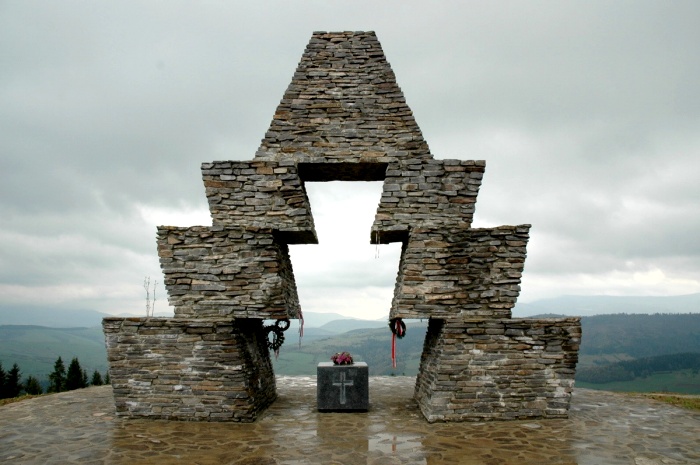http://www.americanhungarianfederation.org/images/verecke_hungarian_monument.jpg