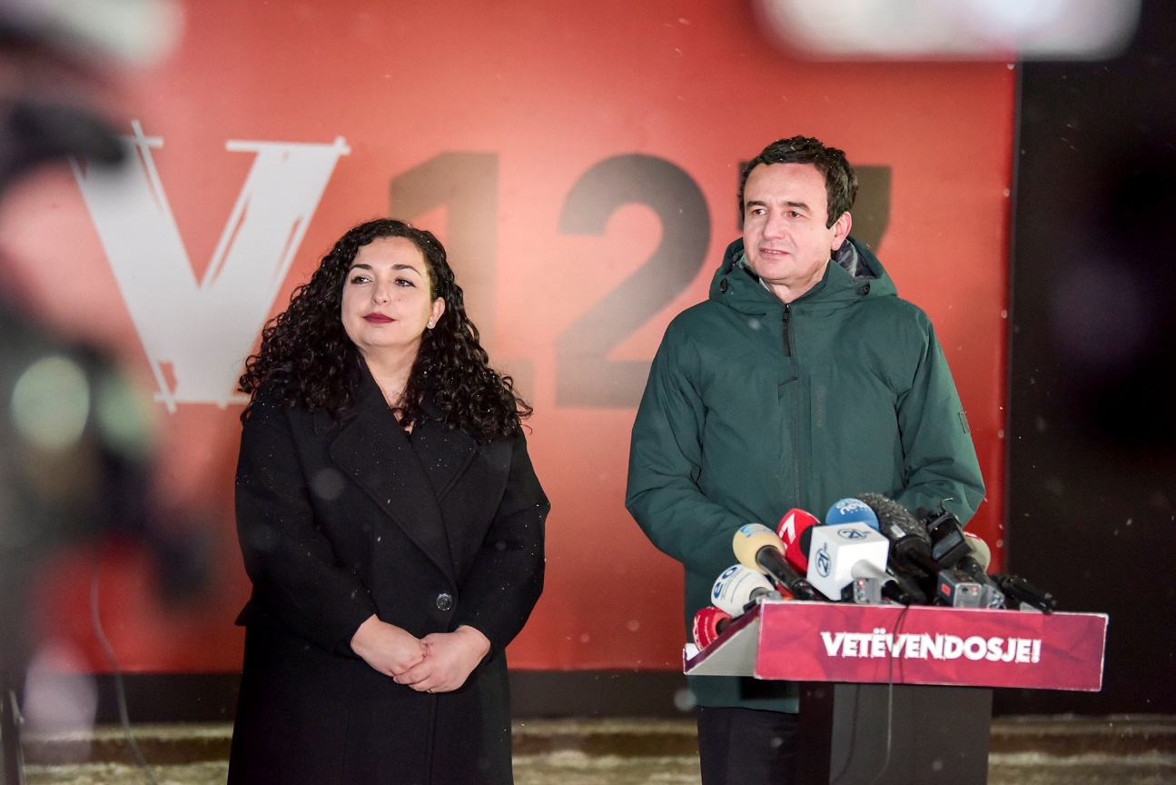 Vjosa Osmani y Albin Kurti en un acto del partido Vetëvendosje!, Kosovo