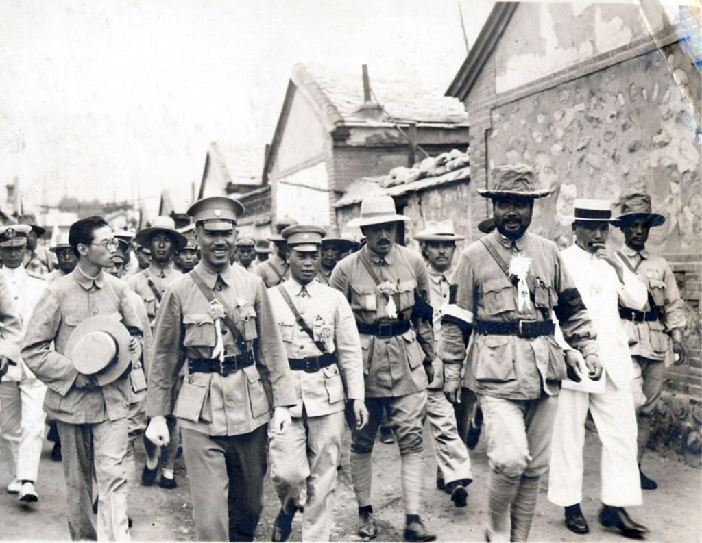 Fotografía de Chiang Kai shek con Feng Guxian y un grupo de militares