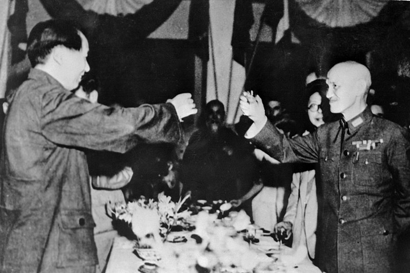 Fotografía de Maoy Chiang Kai shek brindando con una bebida mientras celebran