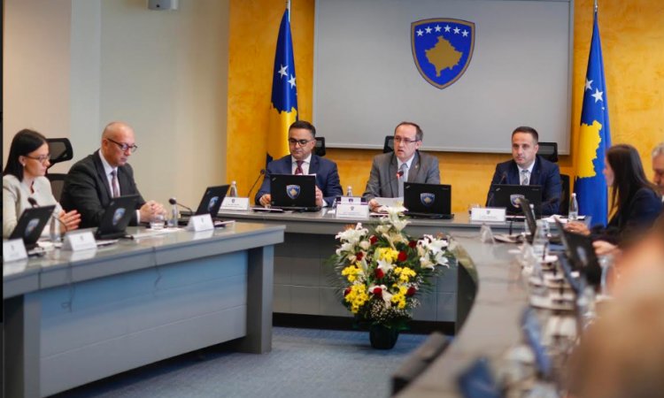 Avdullah Hoti (centro), primer ministro de Kosovo y su gabinete