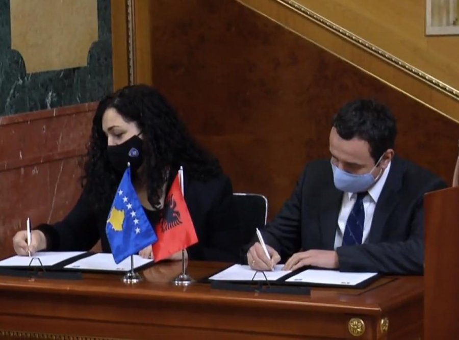 Vjosa Osmani y Albin Kurti firmando el acuerdo para apoyar una lista conjunta de VV en Kosovo.