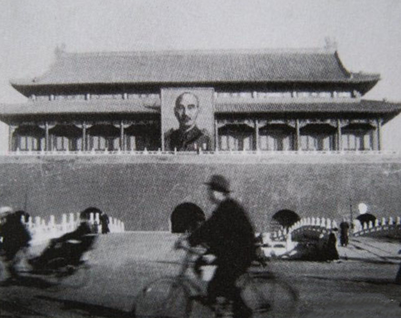 Retrato gigante de Chiang Kai shek en Tiananmén con bicicletas circulando por la plaza.
