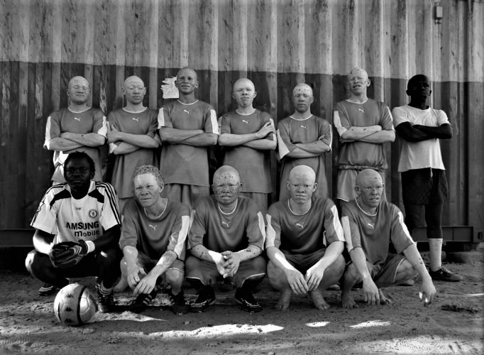 Foto en blanco y negro de un grupo de niños posando para una foto
Descripción generada automáticamente