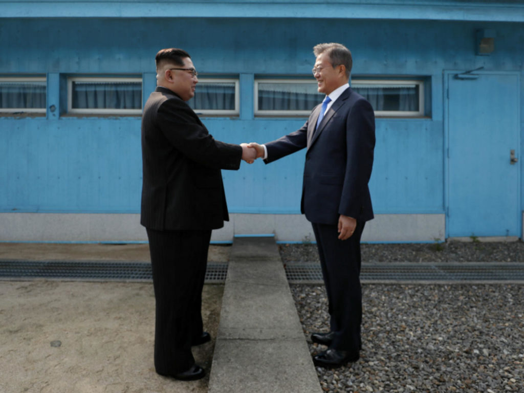 Histórica reunión entre Kim Jong-un y Moon Jae-in, presidente de Corea del Sur, en la zona desmilitarizada de Panmunjom, abril de 2018. Fuente: AFP