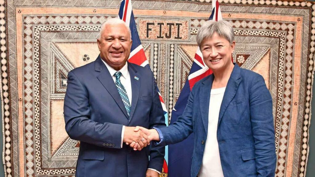 La nueva ministra de Exteriores australiana, Penny Wong, con el primer ministro de Fiyi, Frank Bainimarama