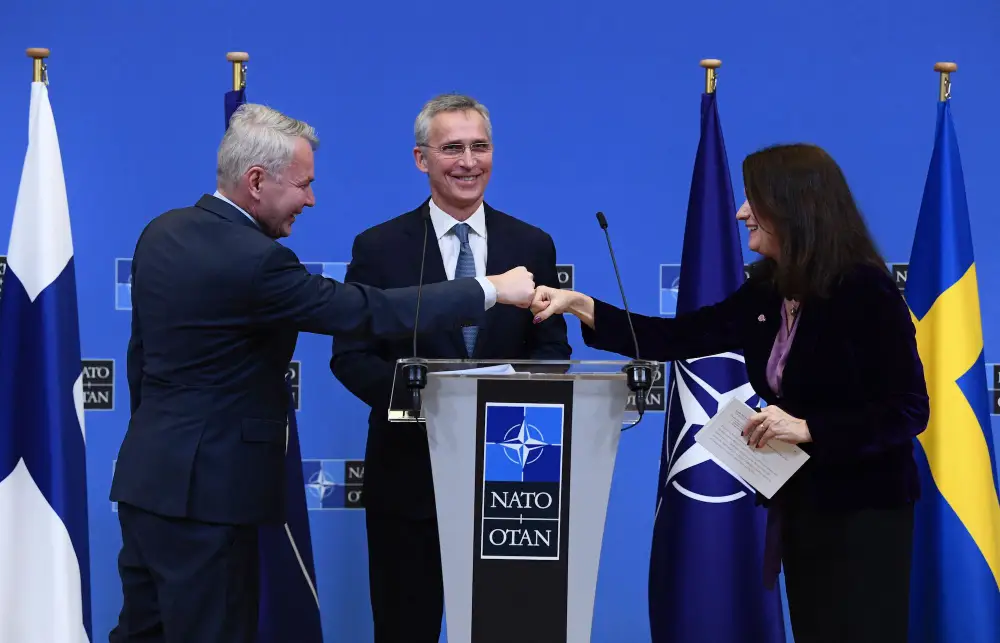 El ministro de Exteriores de Finlandia, Pekka Haavisto, el secretario general de la OTAN, Jens Stoltenberg, y la ministra de Asuntos Exteriores de Suecia, Ann Linde, durante una rueda de prensa conjunta al final de una reunión en la sede de la OTAN en Bruselas. 