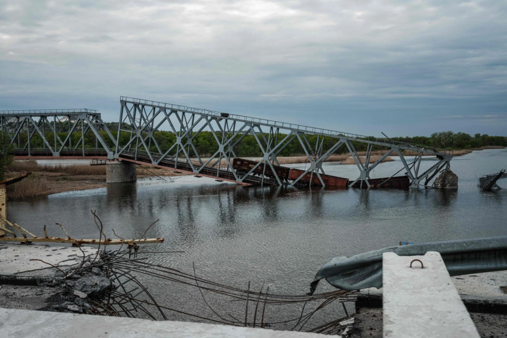 Puente ferroviario destruido en Ucrania oriental tras el inicio de la invasión rusa. 