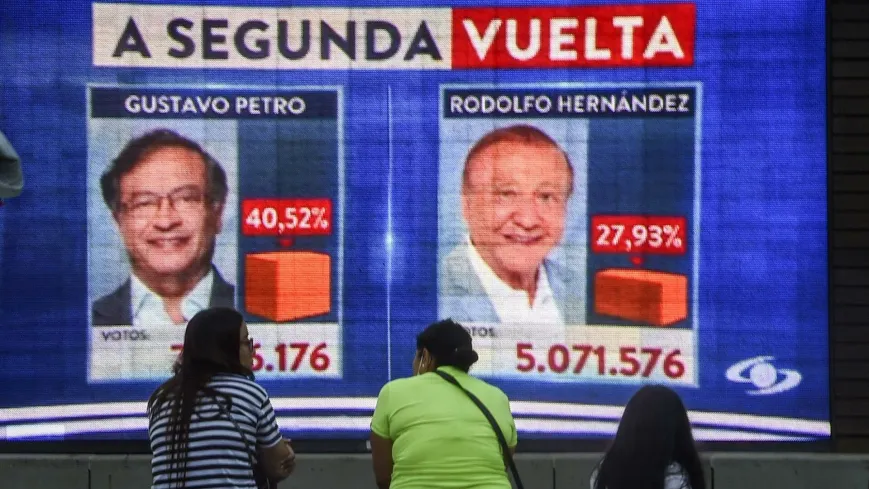 Resultados de las elecciones colombianas en una pantalla gigante de Bogotá