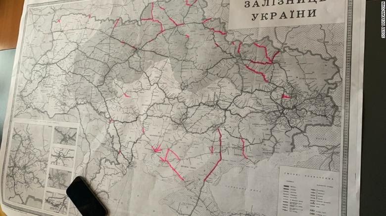 Principales redes ferroviarias de Ucrania. En rosa, las secciones inutilizadas o que han estado en algún momento de la invasión bajo control del ejército ruso. El mapa fue publicado a principios de marzo, por lo que puede que no refleje la situación actual.