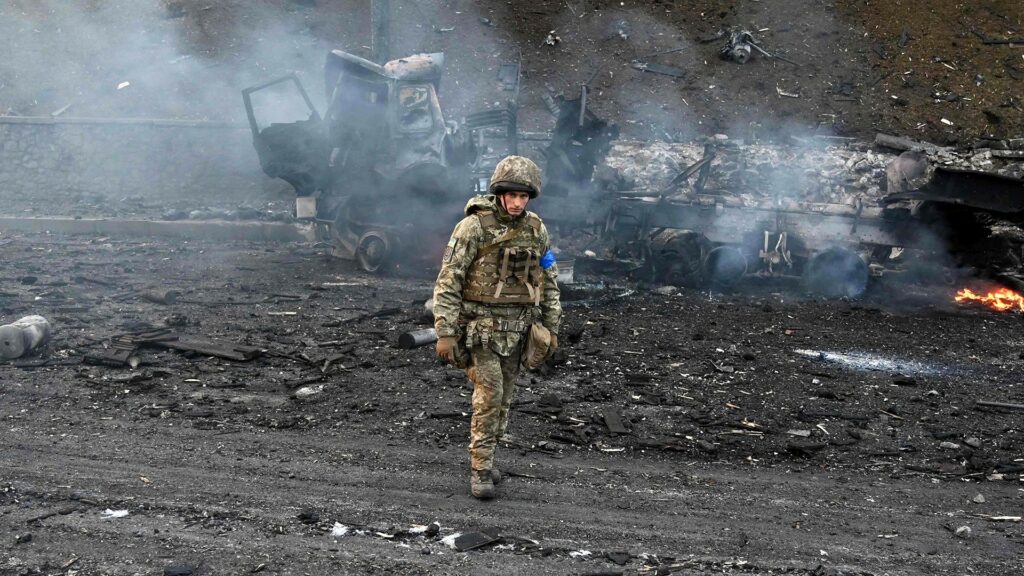 Soldado ucraniano en el norte de Kiev, tras la retirada del ejército ruso