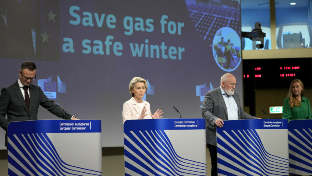Ursula von der Leyen, presidenta de la Comisión Europea, lidera la rueda de prensa para presentar el plan de emergencia "Save gas for a safe winter"