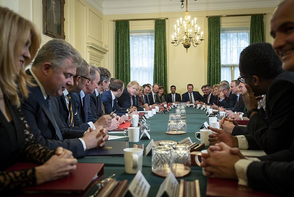 Gabinete de Boris Johnson con la presencia al fondo de Rishi Sunak