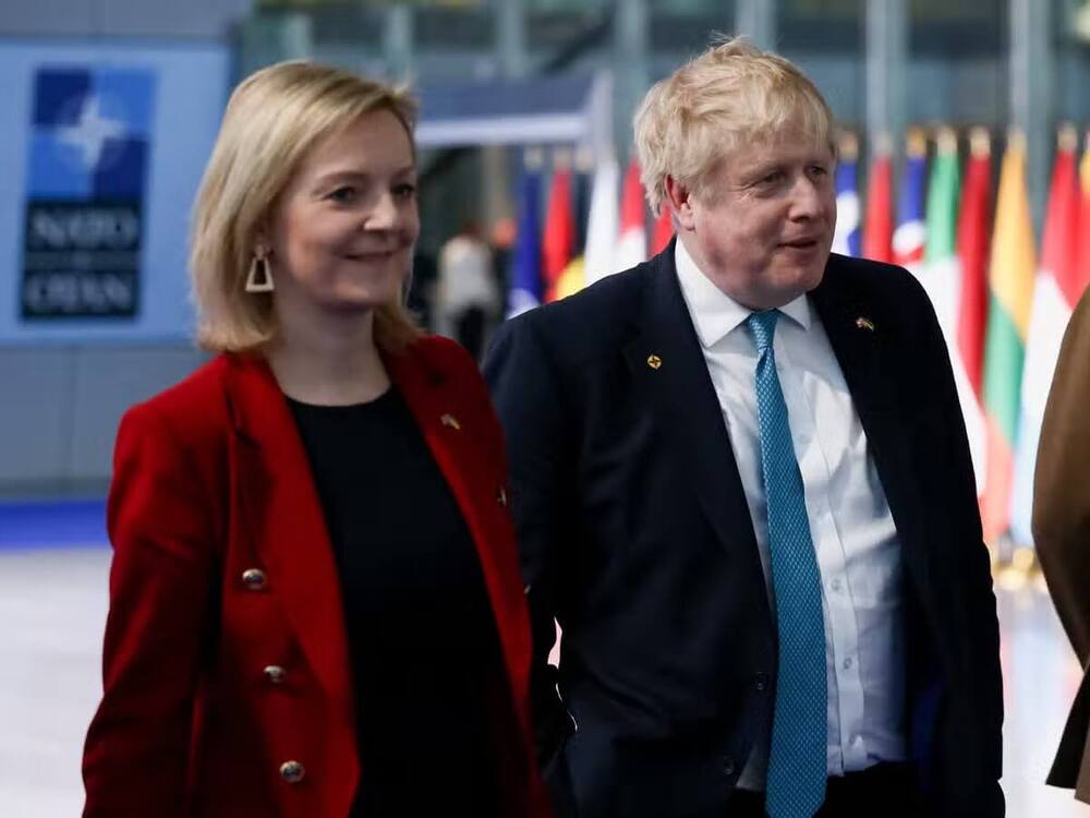 Liz Truss junto a Boris Johnson en la cumbre de Madrid de la OTAN 