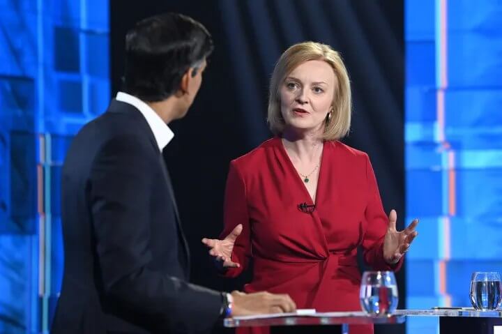 Liz Truss debatiendo con Rishi Sunak en la campaña por la sucesión de Johnson