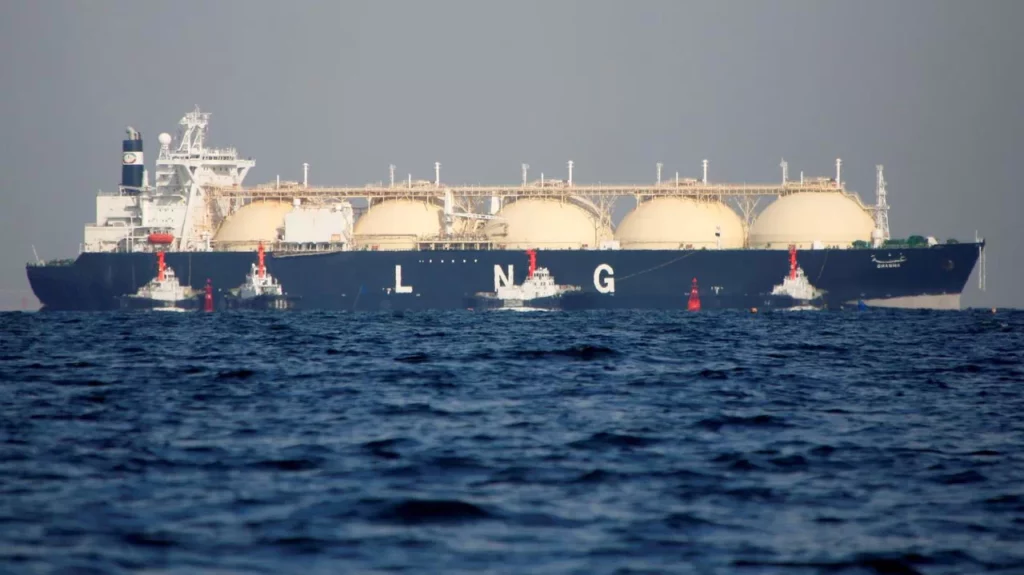 Amrradores conducen un metanero hacia el puerto.
