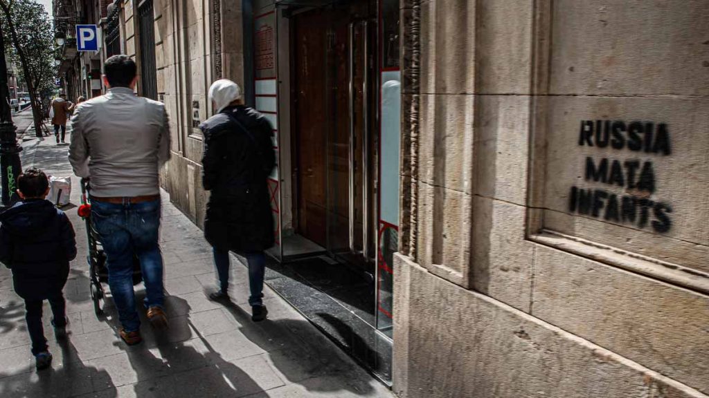 Pintada "Rusia mata niños" en la fachada de la Casa de Rusia de Barcelona