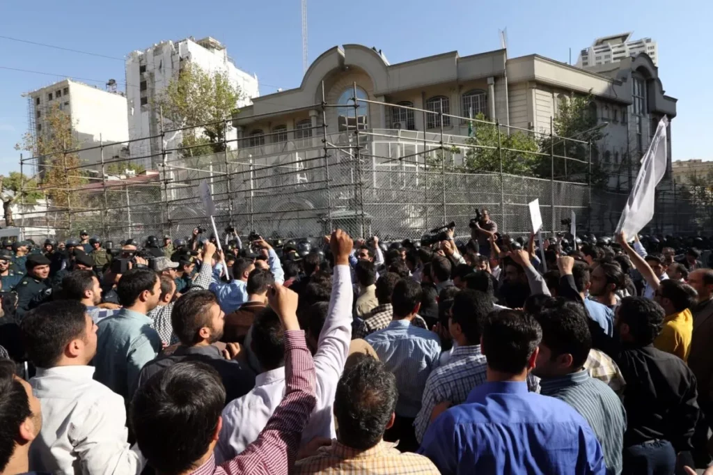 Manifestantes rodean la embajada de Arabia Saudí en Teherán durante una protesta organizada en septiembre de 2015