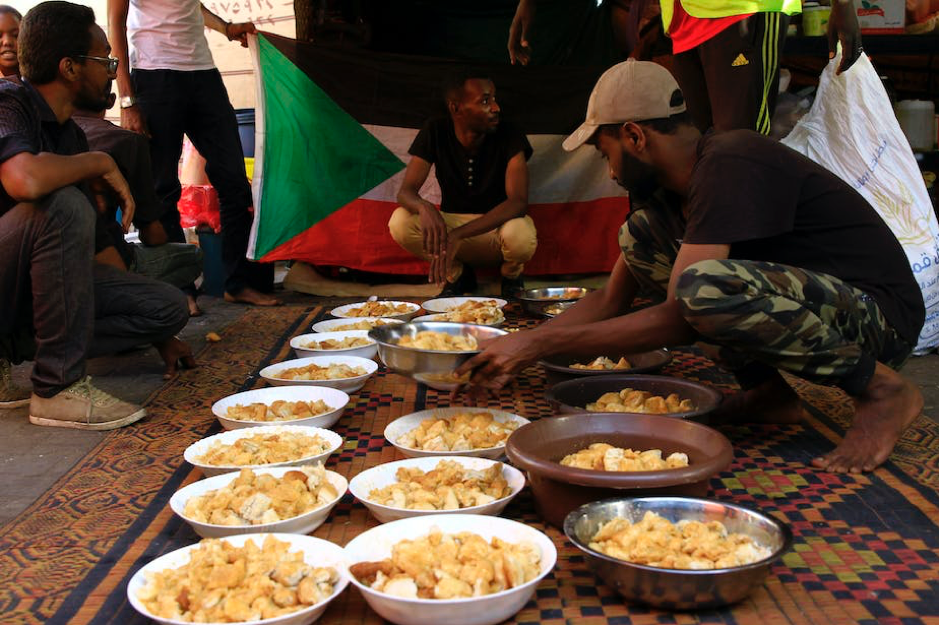 Comida preparada para los manifestantes en Khartum