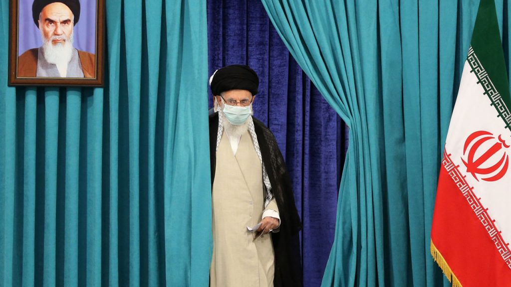 El líder supremo iraní Ali Khamenei acude a votar en las elecciones presidenciales de 2021