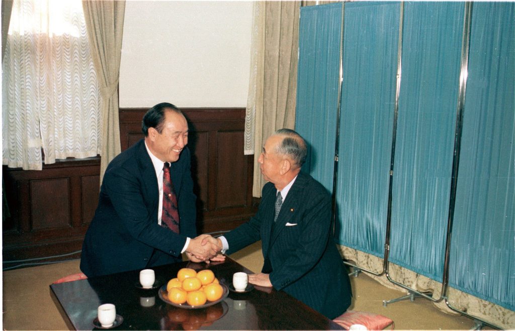 Myung Moon se reúne con el antiguo primer ministro Nobusuke Kishi, en 1973
