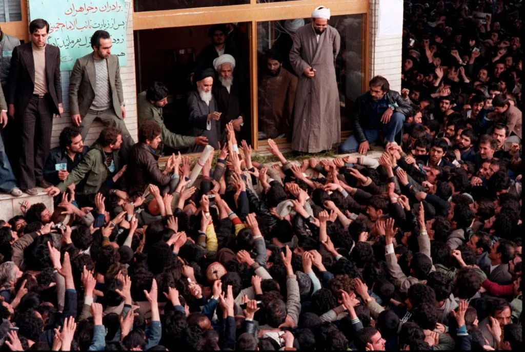Ruhollah Khomeini saluda a sus seguidores tras regresar del exilio a Irán