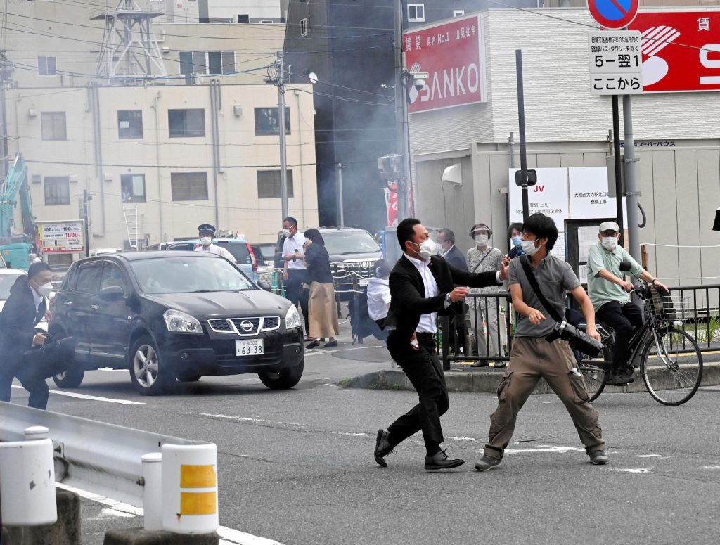 El autor del asesinato de Shinzo Abe suelta su arma poco después de utilizarla contra el ex primer ministro 