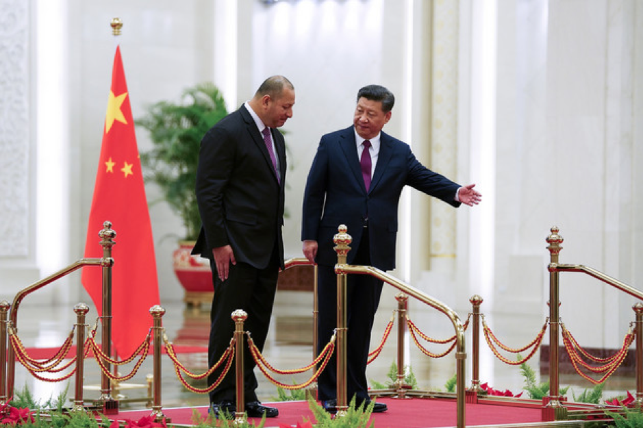 El presidente chino, Xi Jinping, invita al rey Tupou VI de Tonga a ver una guardia de honor durante una ceremonia de bienvenida en el Gran Salón del Pueblo el 1 de marzo de 2018 en Beijing