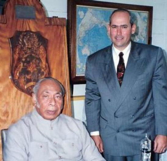 El rey Tupou IV junto a Jesse Bogdanoff