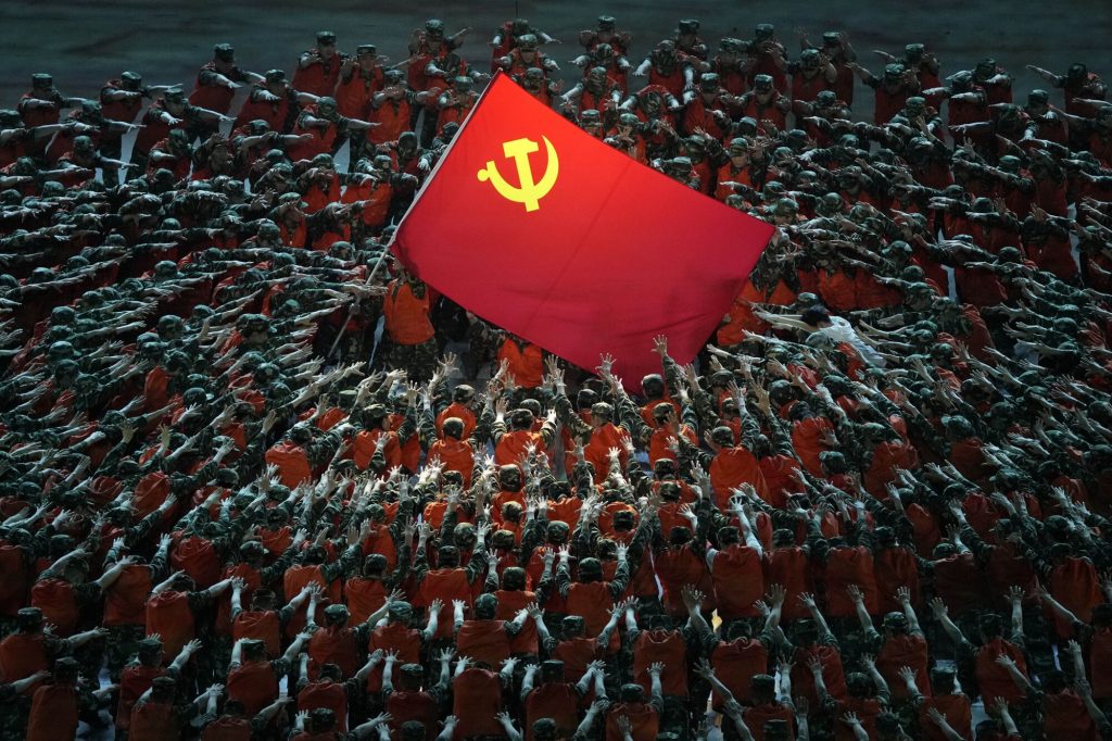 Artistas rodean una bandera del Partido Comunista de China durante la conmemoración del centenario de la fundación del partido