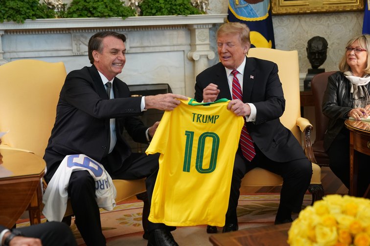 Jair Bolsonaro regala a Donald Trump una camiseta de la selección brasileña