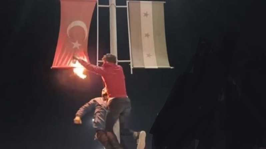 Opositores sirios quemando la bandera turca