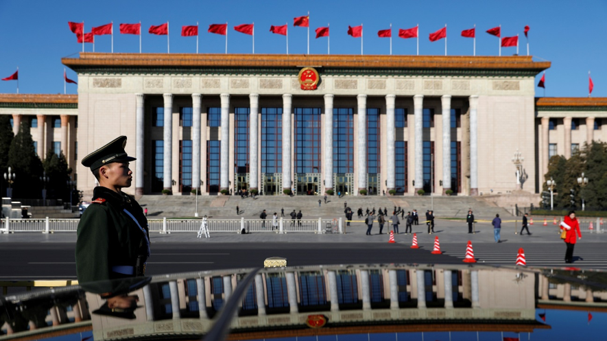 Un policía paramilitar monta guardia frente al Gran Salón del Pueblo en la Plaza de Tiananmen, Beijing