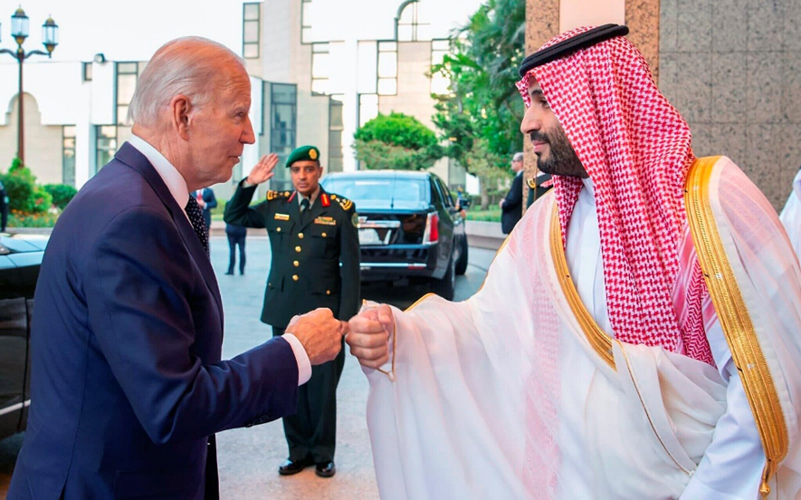 Biden con el príncipe Mohamed en Yeddah el pasado julio