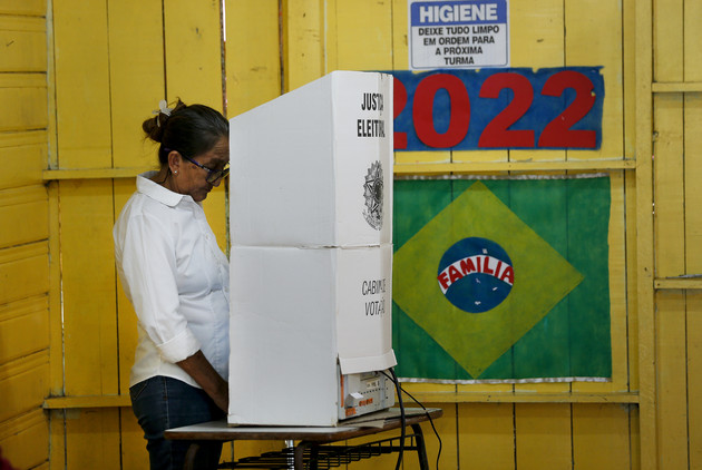 Una mujer deposita su voto en un colegio electoral de Lago de Catalao
