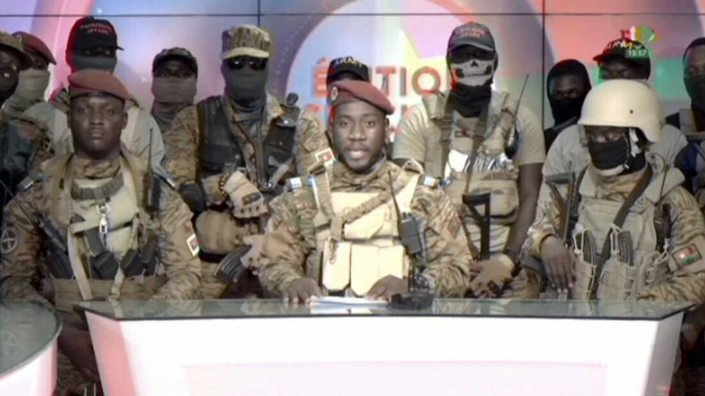 El capitán del ejército de Burkina Faso Ibrahim Traore anunciando la destitución del presidente Paul-Henri Damiba y la suspensión del gobierno