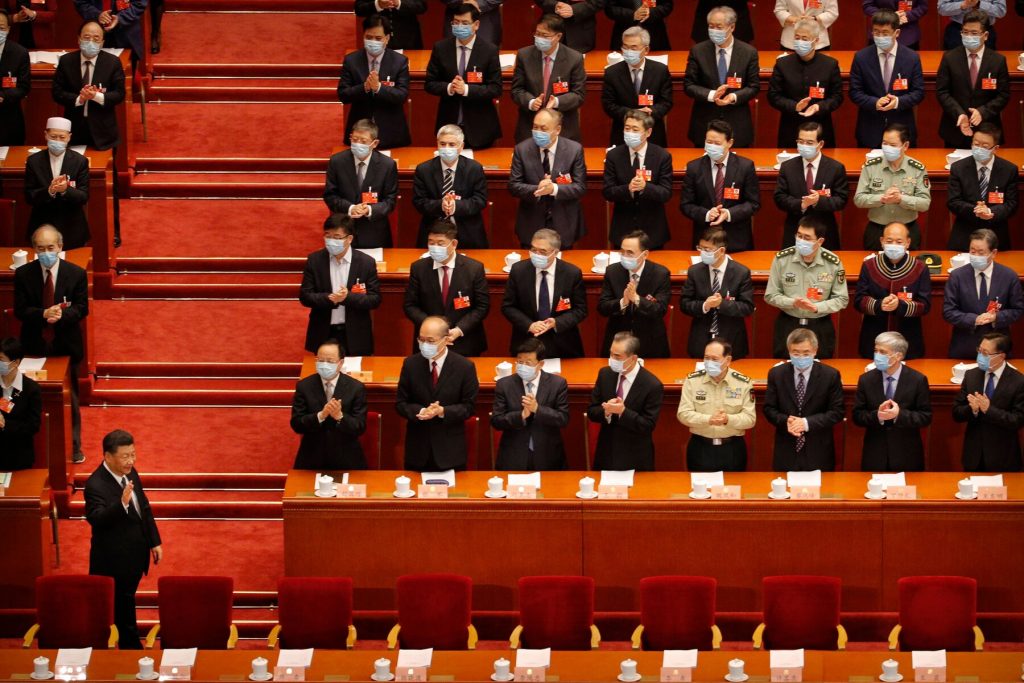 Xi Jinping es aplaudido por el Gran Salón del Pueblo