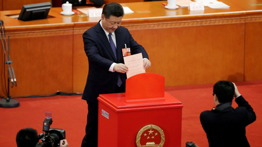 El presidente de China, Xi Jinping, vota la enmienda constitucional que elimina los límites del mandato presidencial en el Gran Salón del Pueblo, en Beijing