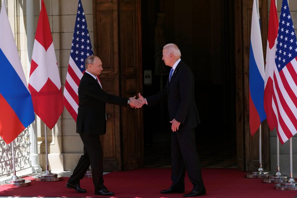 Vladimir Putin y Joe Biden se reúnen en Ginebra, en junio de 2021.