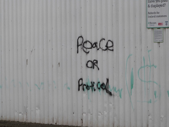 "Peace or Protocolé". Pintada en Newtownards Road, zona del este de Belfast, mayoritariamente protestante y uno de los principales focos del unionismo en Irlanda del Norte.