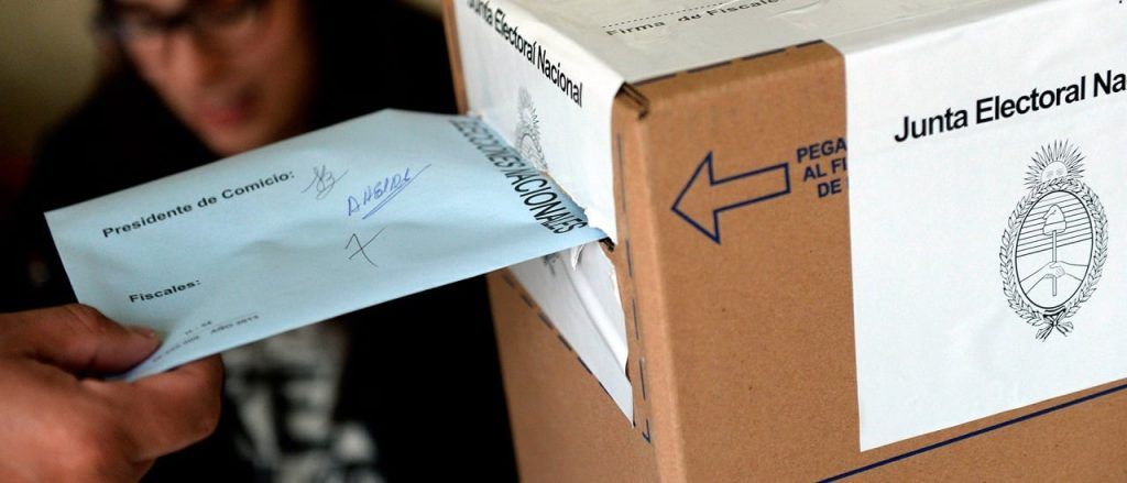Urna en un colegio electoral de Argentina