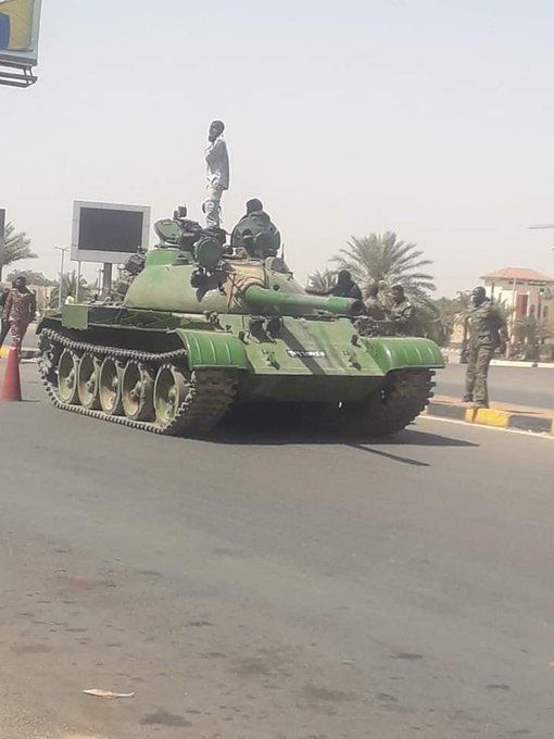 Tanque en las cercanías del palacio presidencial sudané